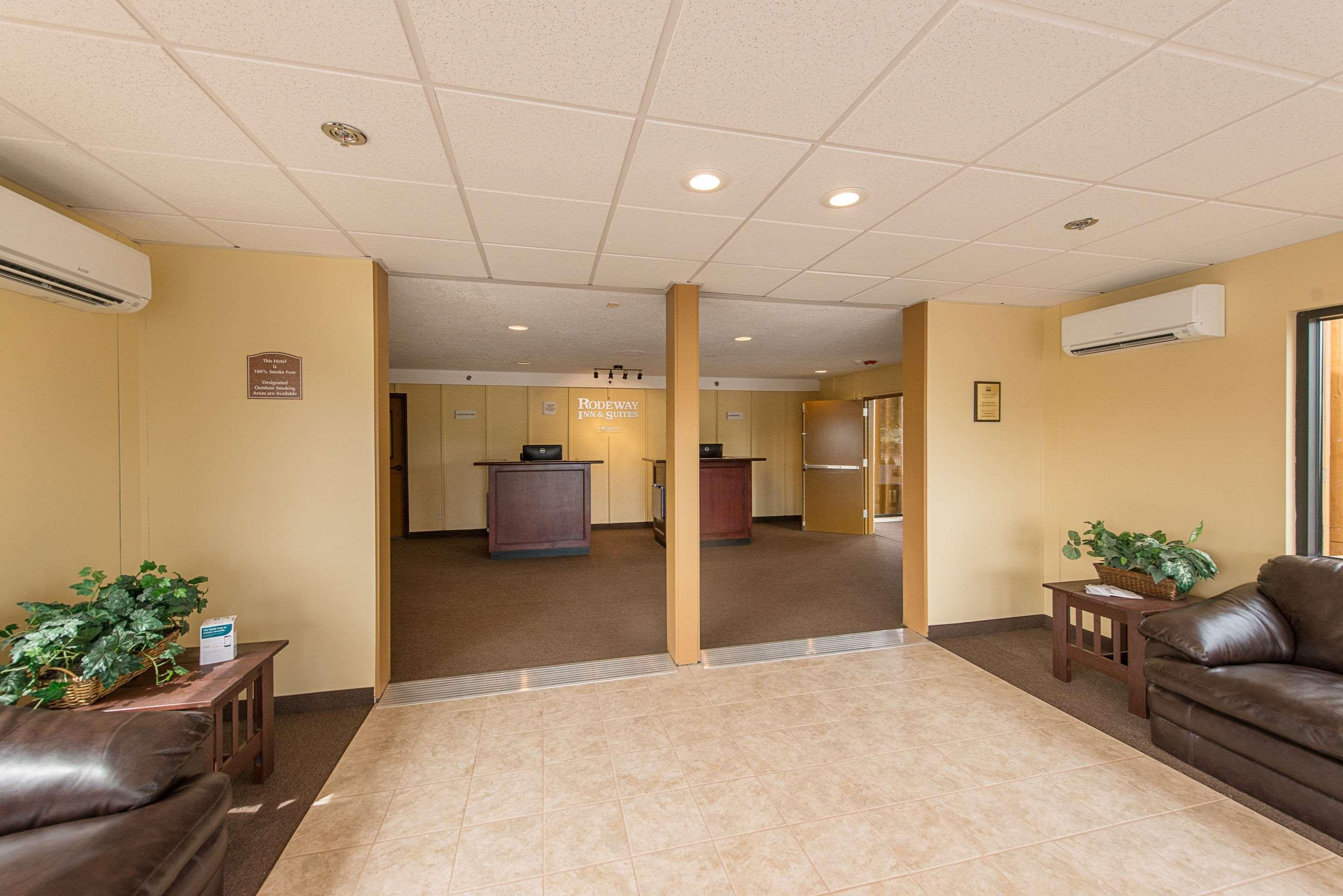 Rodeway Inn & Suites Portland - Jantzen Beach Exterior photo
