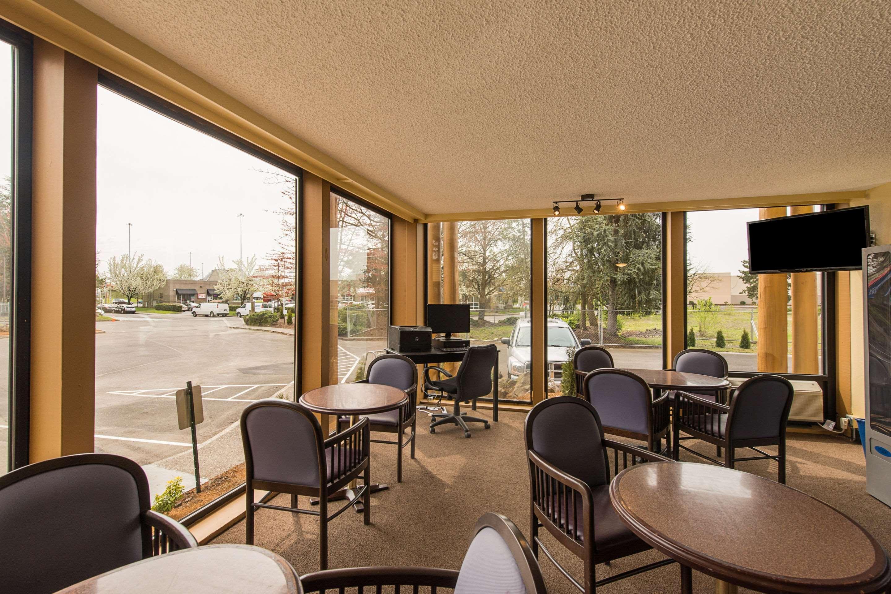 Rodeway Inn & Suites Portland - Jantzen Beach Exterior photo