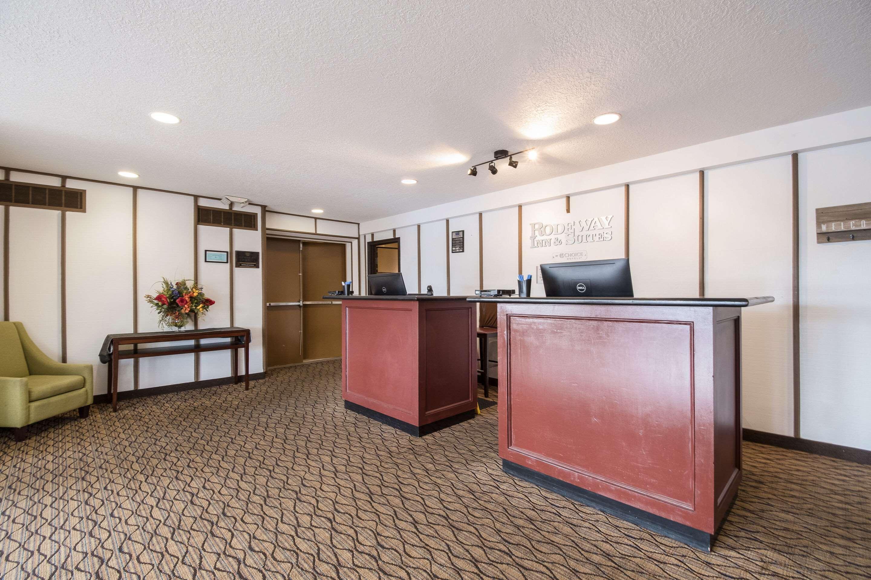 Rodeway Inn & Suites Portland - Jantzen Beach Exterior photo
